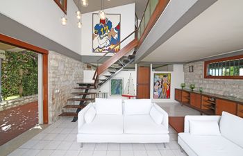 Modern Drift Holiday Home