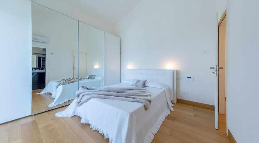 Photo of Lake Como Reflections