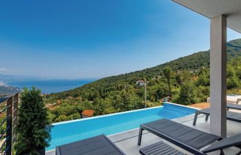 Nina Holiday Home