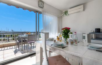 Le Beaupré Apartment 2 Holiday Home