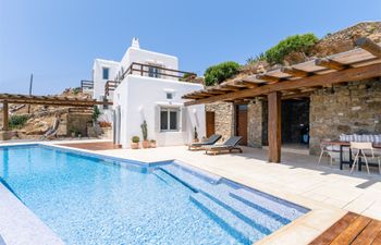 White-Washed Wonderland Holiday Home