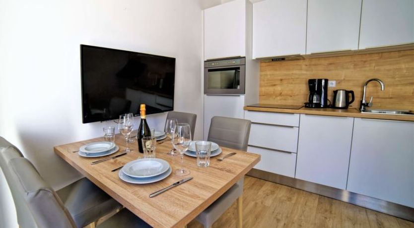 Photo of Lakeside Village 5 Apartment 5