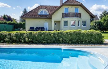 Pool & Garden Villa Holiday Home