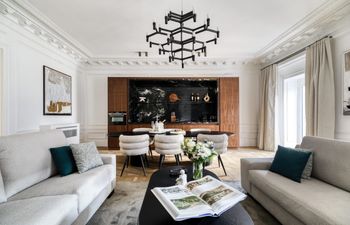 Louvre Elegance Holiday Home