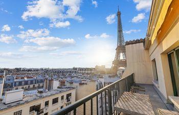 Paris From Above Holiday Home