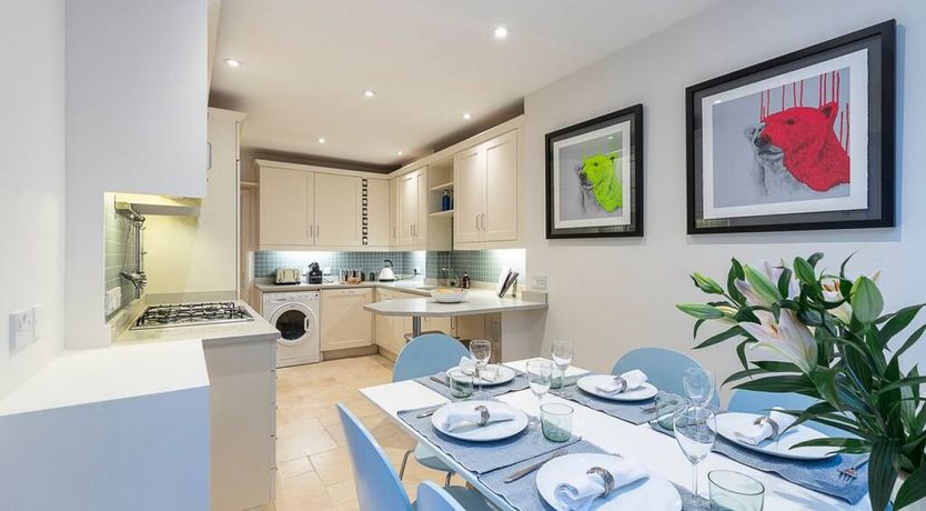 Photo of English Manner