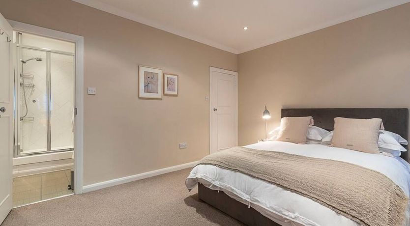 Photo of English Manner