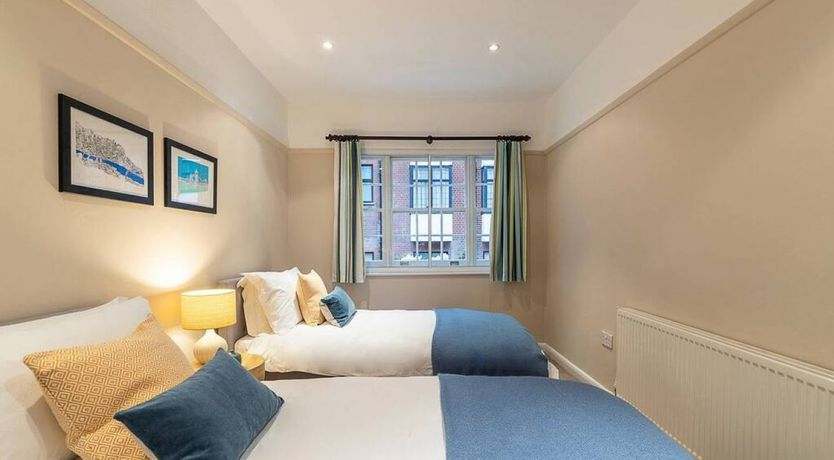 Photo of English Manner