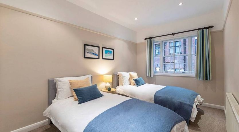 Photo of English Manner