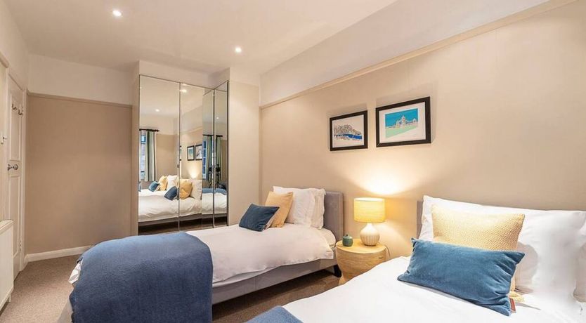 Photo of English Manner