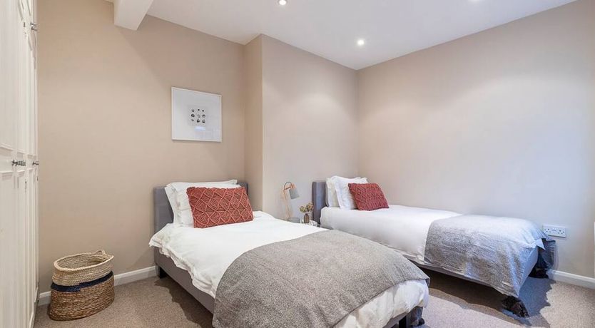 Photo of English Manner