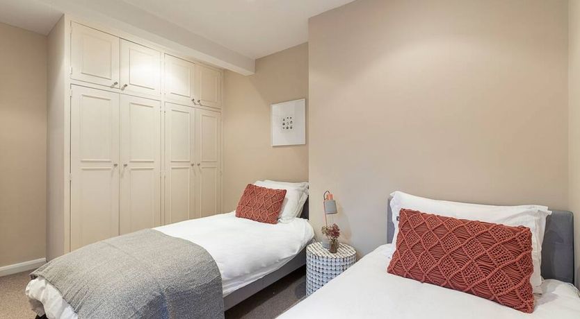 Photo of English Manner