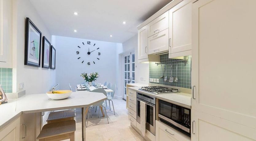 Photo of English Manner