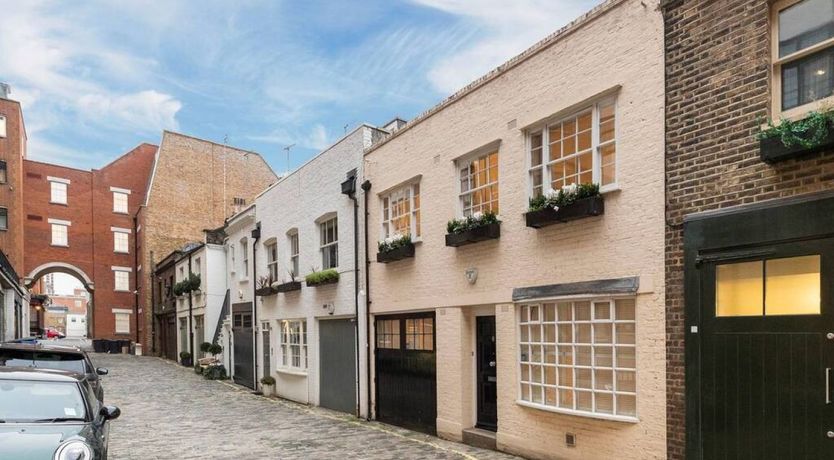 Photo of English Manner