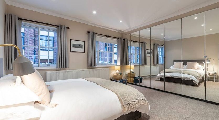 Photo of English Manner