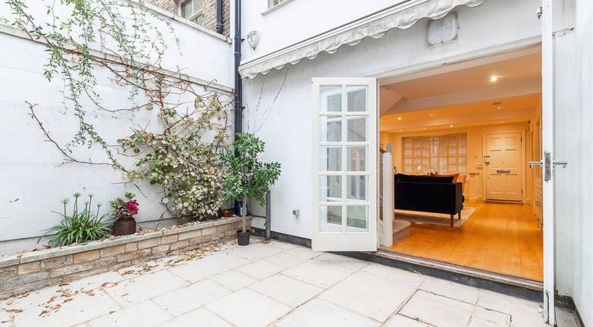 Photo of English Manner