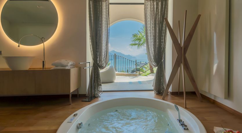 Photo of The Lakeside Paradise