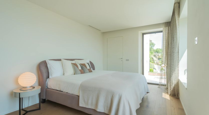 Photo of The Lakeside Paradise