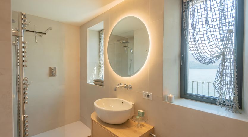 Photo of The Lakeside Paradise