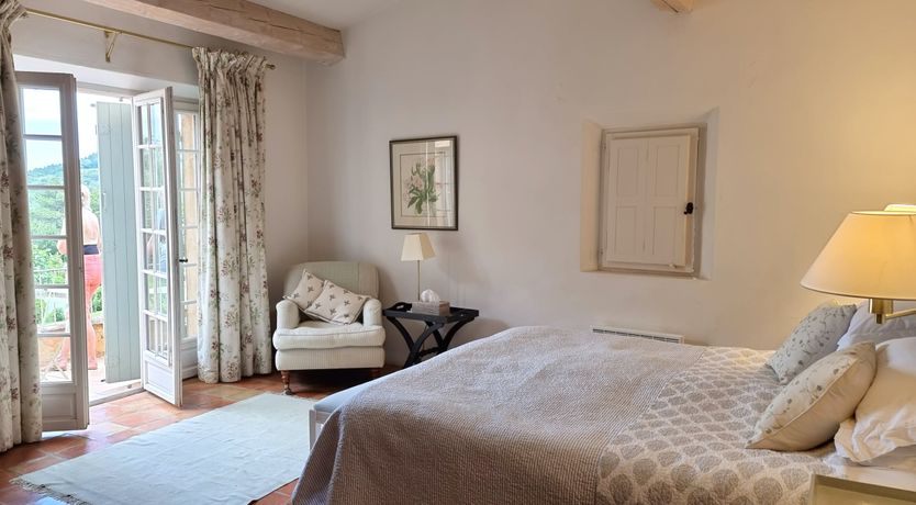 Photo of Champagne & Olive