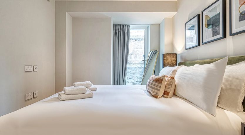 Photo of Glossy Palm Leaf