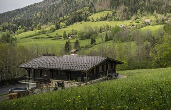 Among the Peaks Holiday Home