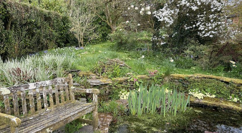 Photo of Hare and Hounds, Exton