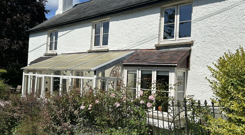 Photo of Hare and Hounds, Exton