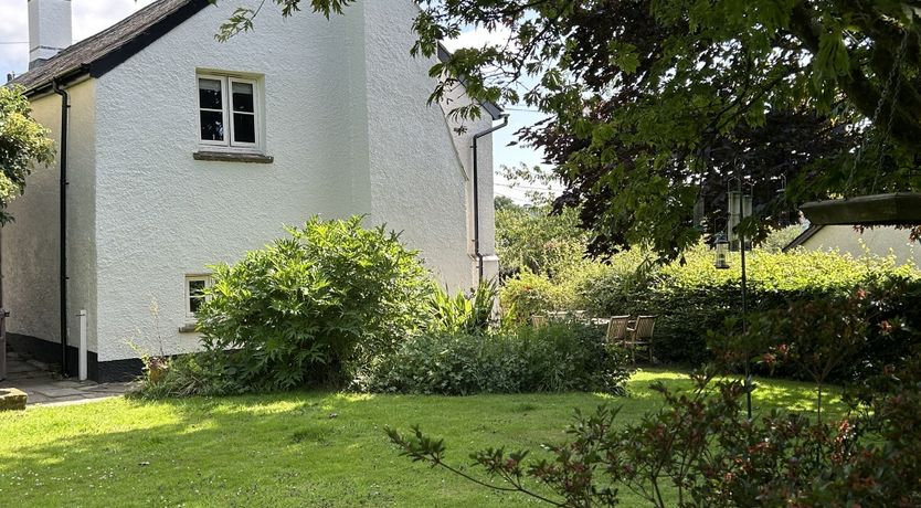 Photo of Hare and Hounds, Exton