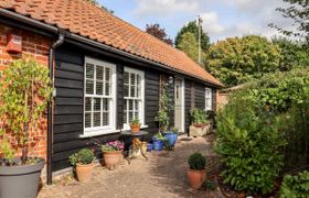 Photo of courtyard-cottage-poplar-farm-barn