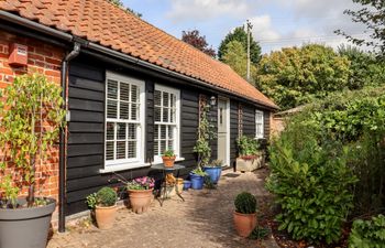 Courtyard Cottage, Poplar Farm Barn Holiday Home