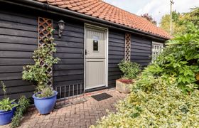 Photo of courtyard-cottage-poplar-farm-barn