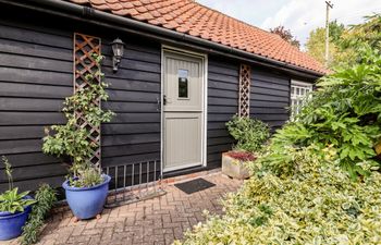 Courtyard Cottage, Poplar Farm Barn Holiday Home