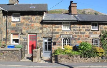 Riverside Cottage Holiday Home