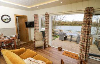 Four Lakes Retreat - In Two Holiday Home