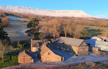 White Haywood Farmhouse Holiday Home