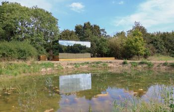 Pound Farm Mirror Houses: Pond ÖÖD Holiday Home