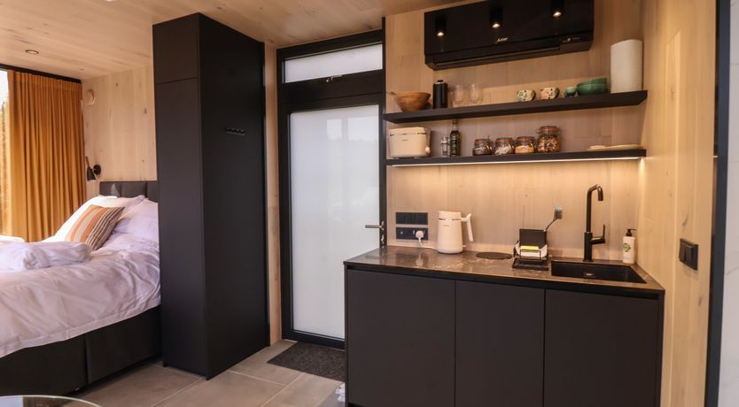 Photo of Pound Farm Mirror Houses: Meadow ÖÖD