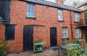 The Courtyard Cottage Holiday Home