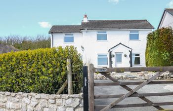 Bryn Uchaf Holiday Home