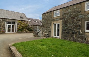 Dinas Holiday Home