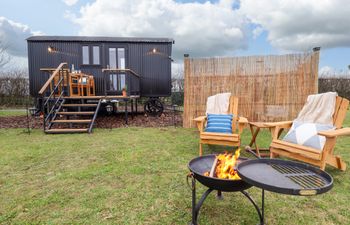 Shepherds Hut - Oak Holiday Home