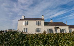 Photo of Fferm Porthdafarch South Farm House