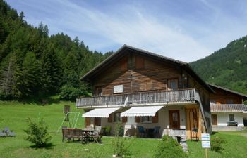 Prou Riverside Apartment 2 Holiday Home