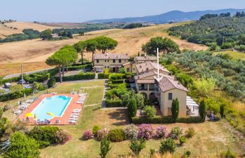 Le Farsiche Holiday Home