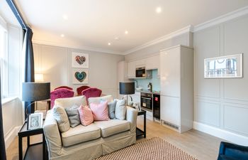 Knightsbridge Delight Holiday Home