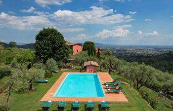 Tuscan Rosette Holiday Home