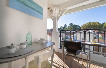 Le 48 Holiday Home