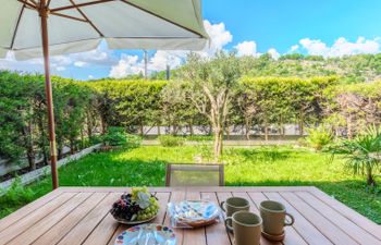 Flower Garden Holiday Home