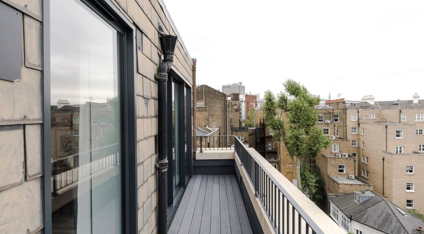 Photo of Arthur's Castle